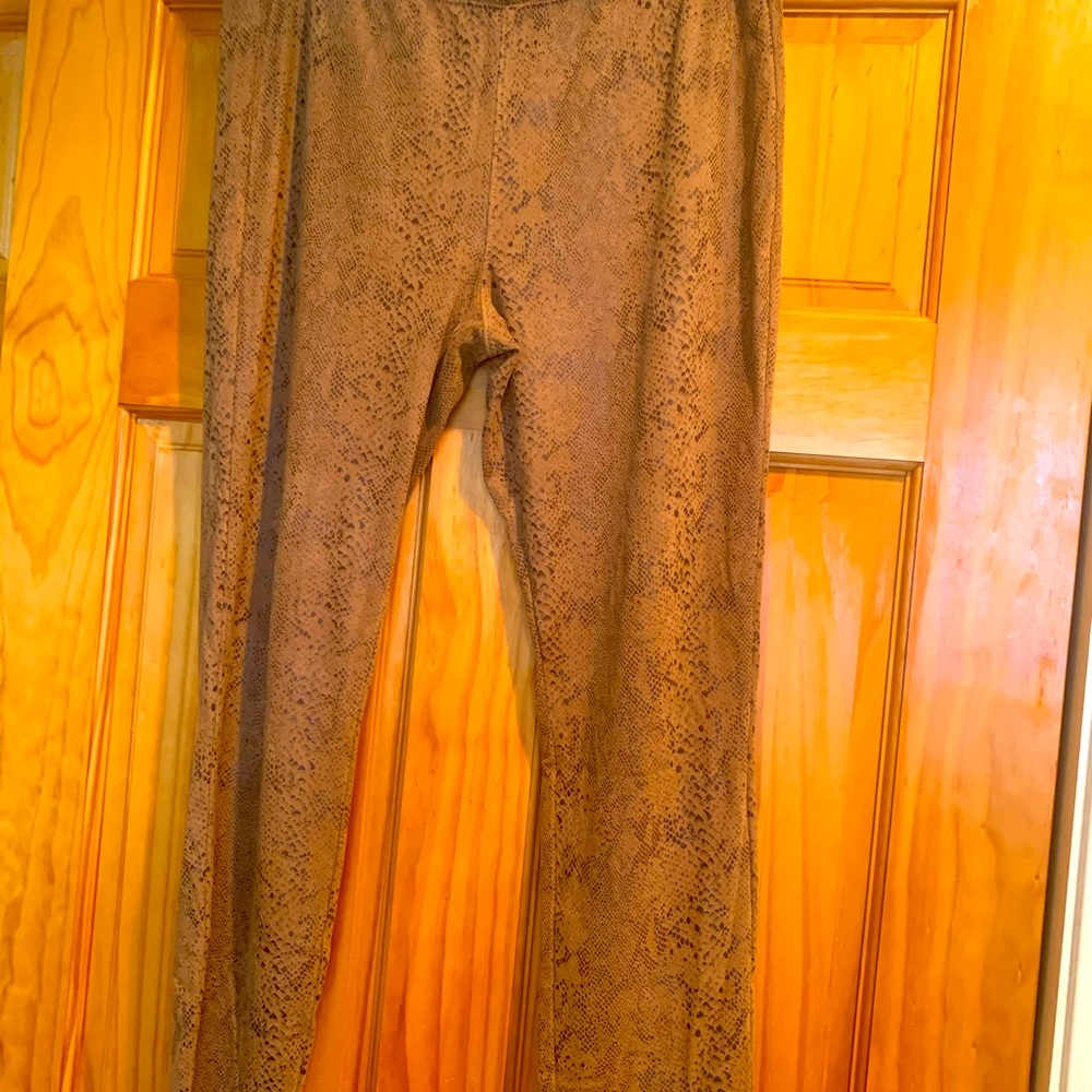 Women’s size Large Hue snakeskin leggings.